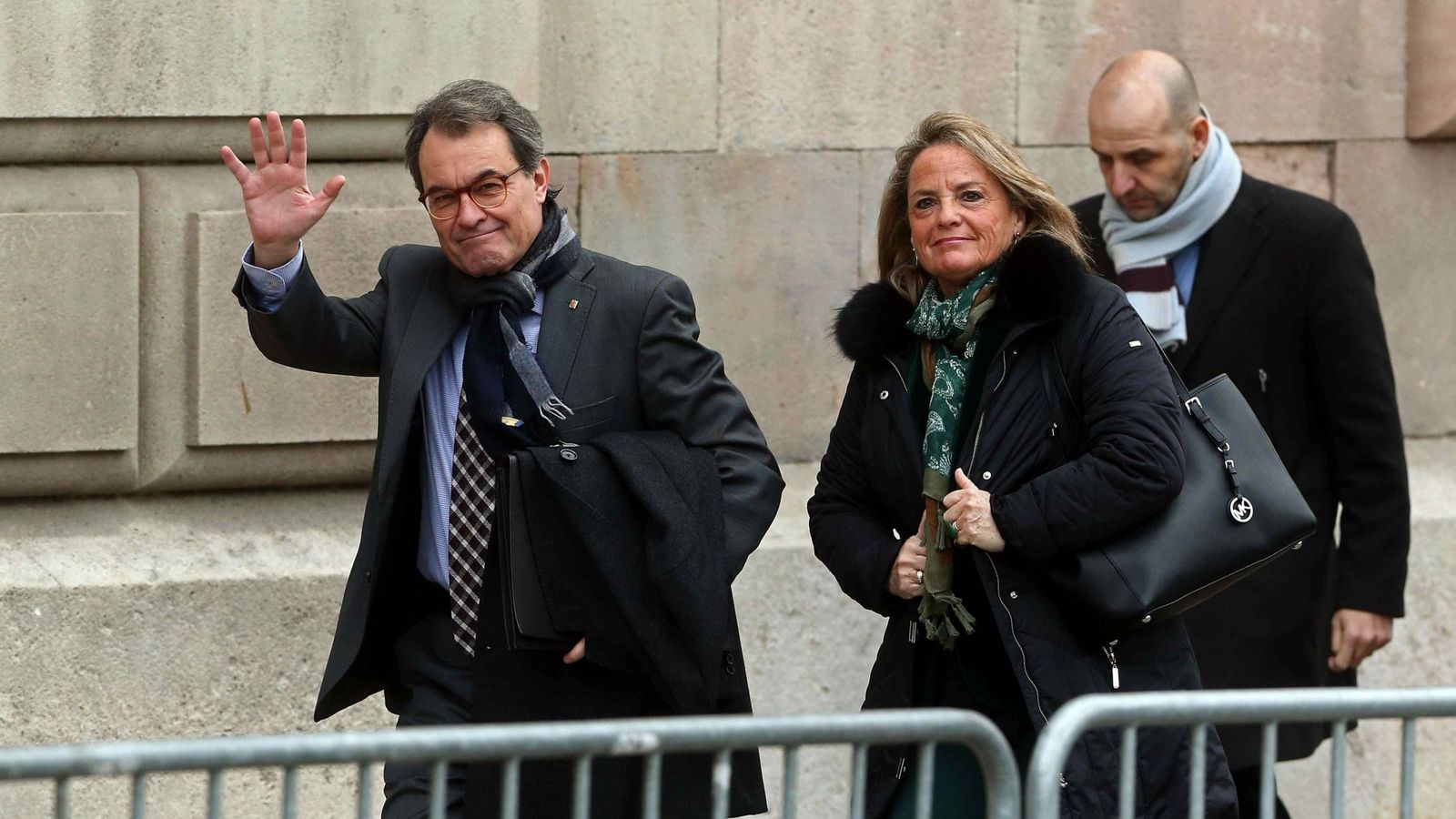 Foto: El expresidente de la Generalitat Artur Mas (i), acompañado de su esposa, Helena Rakosnik, llega a la sede del TSJC. (EFE)