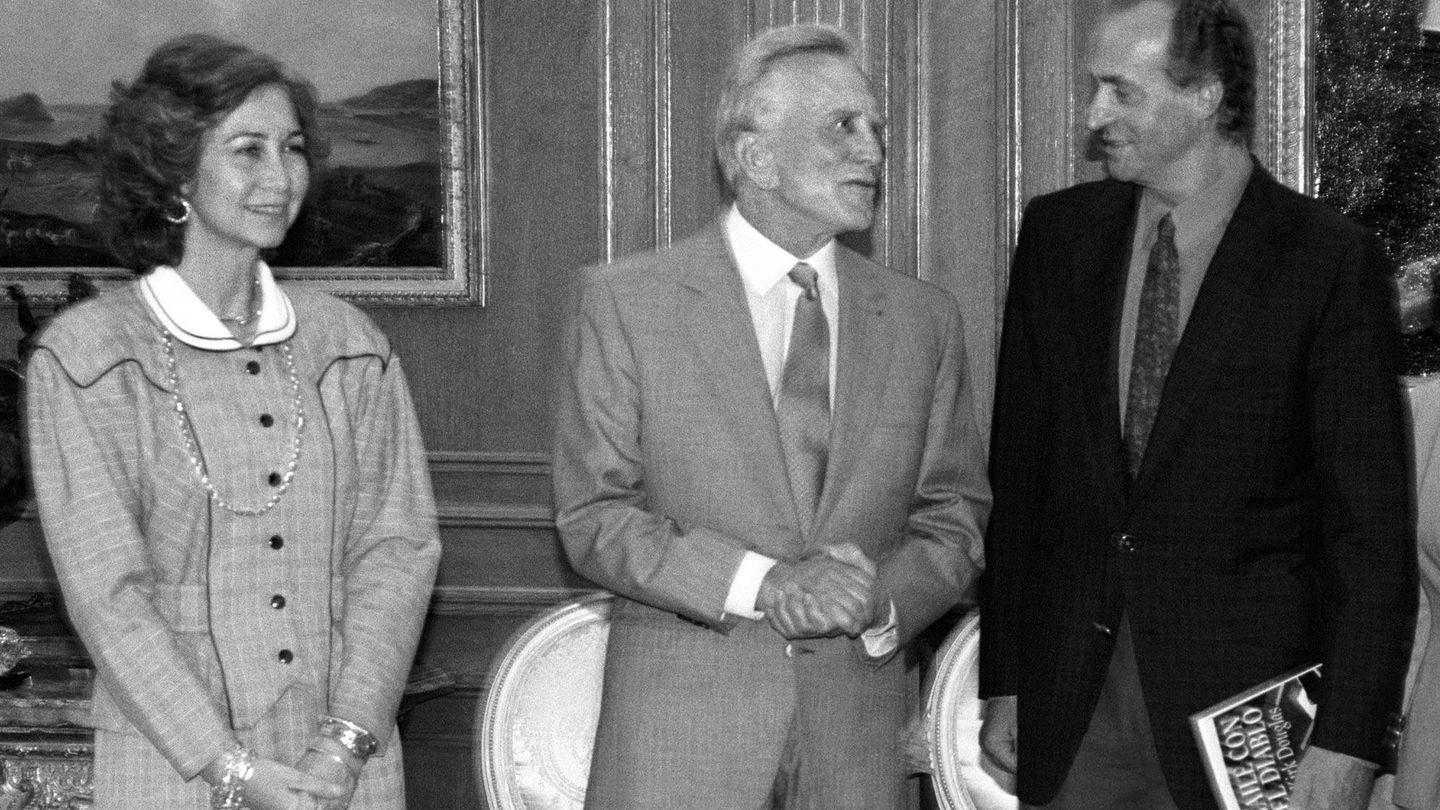 Kirk Douglas, con los reyes Juan Carlos y Sofía. (EFE)