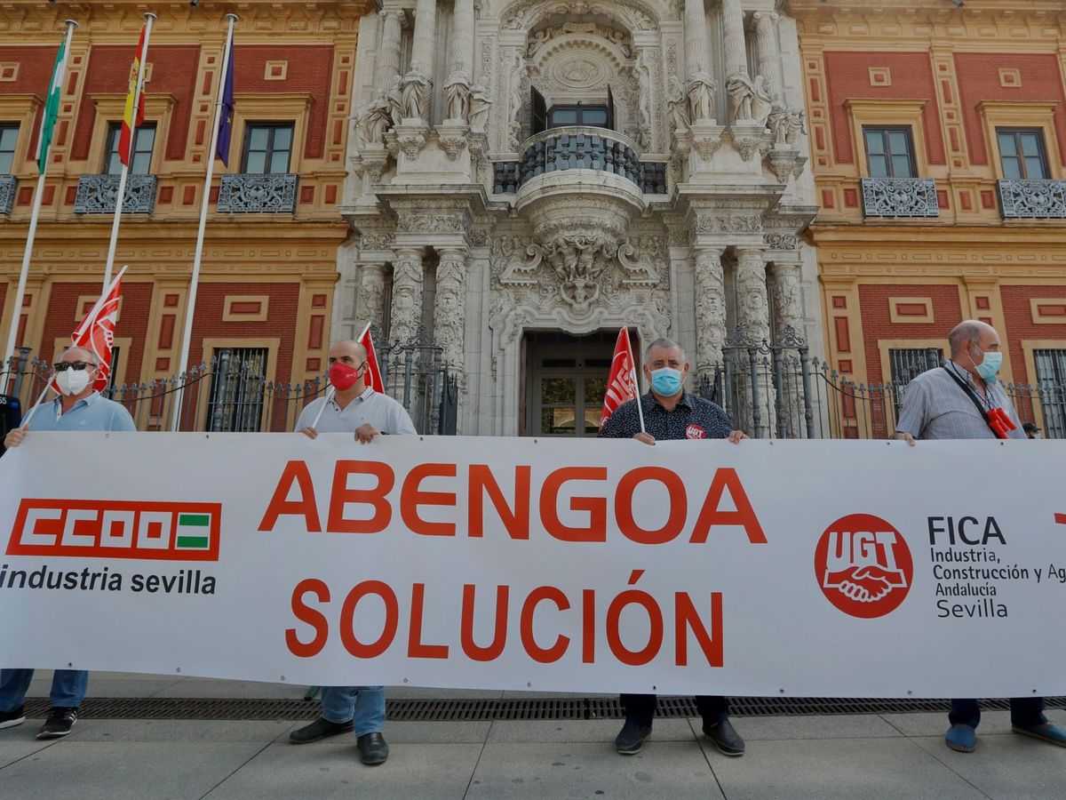 Foto: Trabajadores de Abengoa se concentran ante la presidencia de la Junta en Sevilla. (EFE)