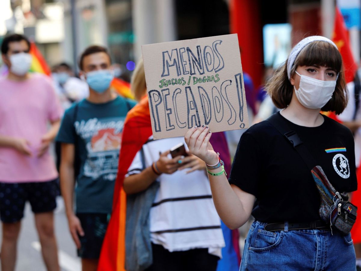 Foto: Varios centenares de personas marchan el día del Orgullo LGTBI en Murcia. (EFE)