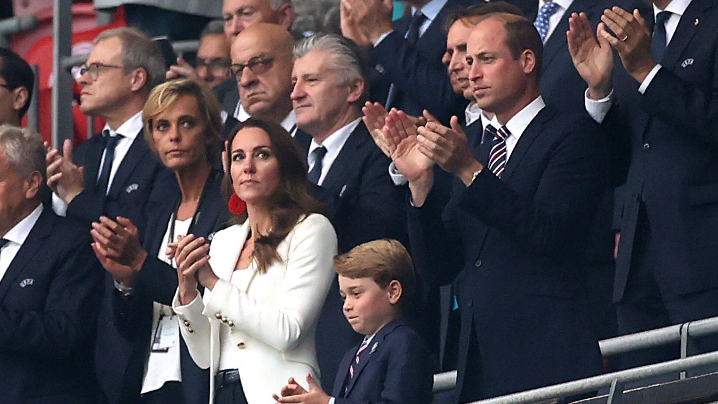 Guillermo y Kate Middleton acudieron al partido con su hijo George. (Reuters)