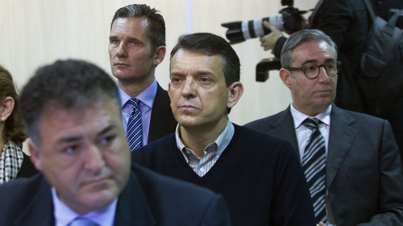 Foto: Iñaki Urdangarin, Diego Torres, Jorge Vela y José Luis Ballester, en el banquillo de los acusados. (EFE)