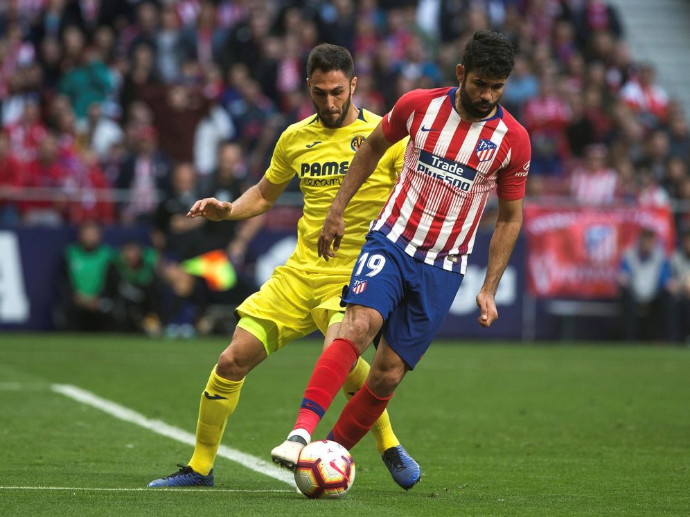 Foto: Diego Costa, defendido por Víctor Ruiz durante el partido entre Villarreal y Atlético del cuso pasado. (EFE)
