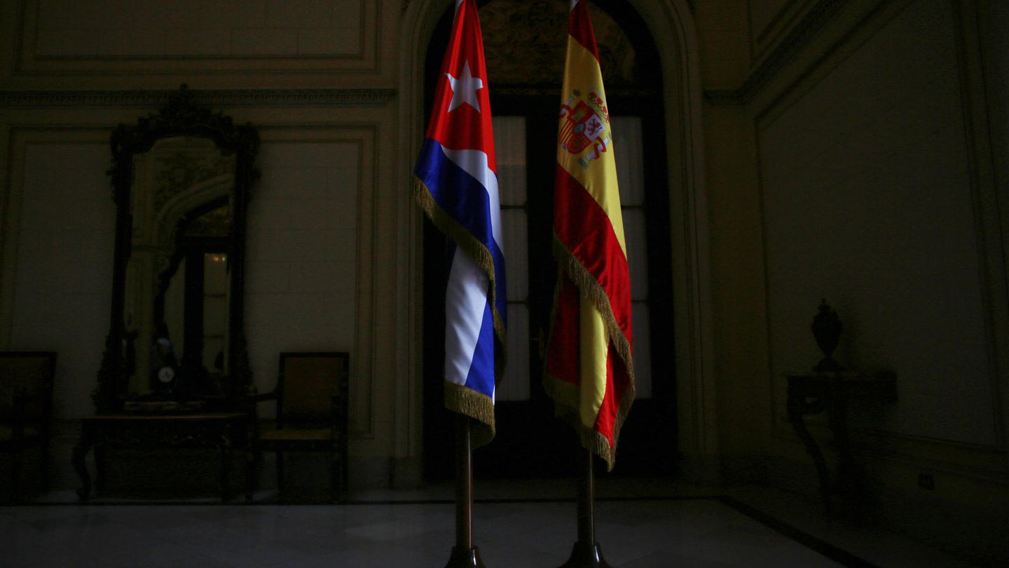 Las banderas de Cuba y España a la entrada del ministerio de Exteriores en La Habana, antes de la visita de Margallo, en mayo de 2016. (Reuters)