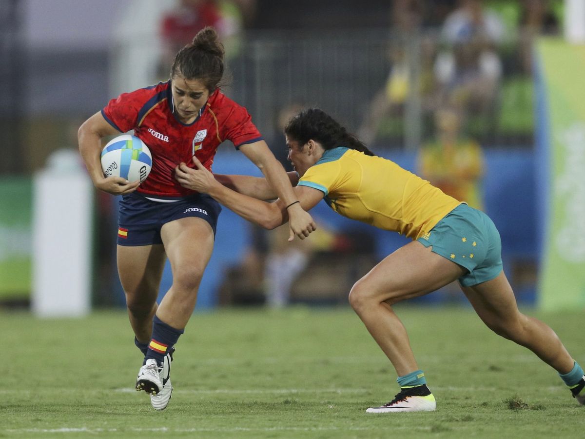 Foto: Patricia Rodríguez busca escapar del placaje de su rival australiana en los Juegos Olímpicos de Río en 2016. (Reuters)