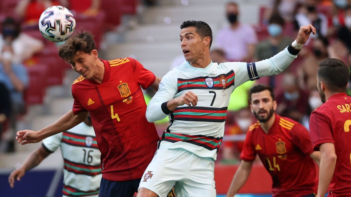 El internacional español le gana la posición a Cristiano Ronaldo en el amistoso entre España y Portugal. (EFE)