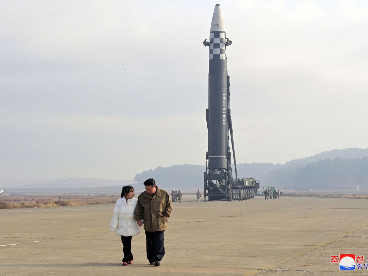 Foto: Kim Jong-un junto a su hija antes del lanzamiento de un misil. (Reuters)