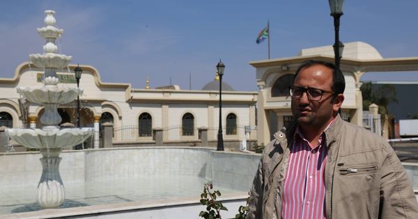 Foto: El periodista turco Turkmen Terzi, en el complejo de la mezquita de Midrand. (Marcel Gascón)