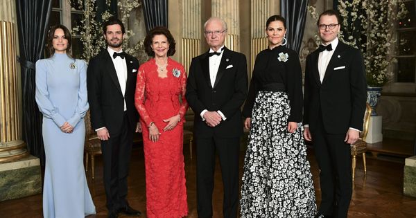 Foto: La familia real sueca posa antes de la cena. (Cordon Press)