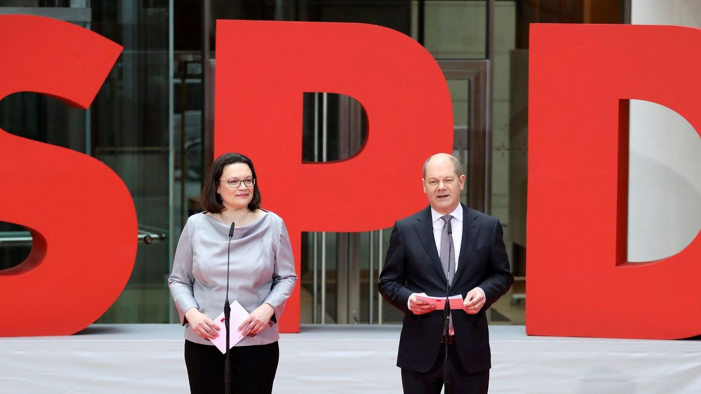 La líder del grupo parlamentario del SPD, Andrea Nahles, y el vicecanciller y ministro de Finanzas de la gran coalición, Olaf Scholz, en rueda de prensa el pasado 9 de marzo en la sede del partido, en Berlín. (EFE)