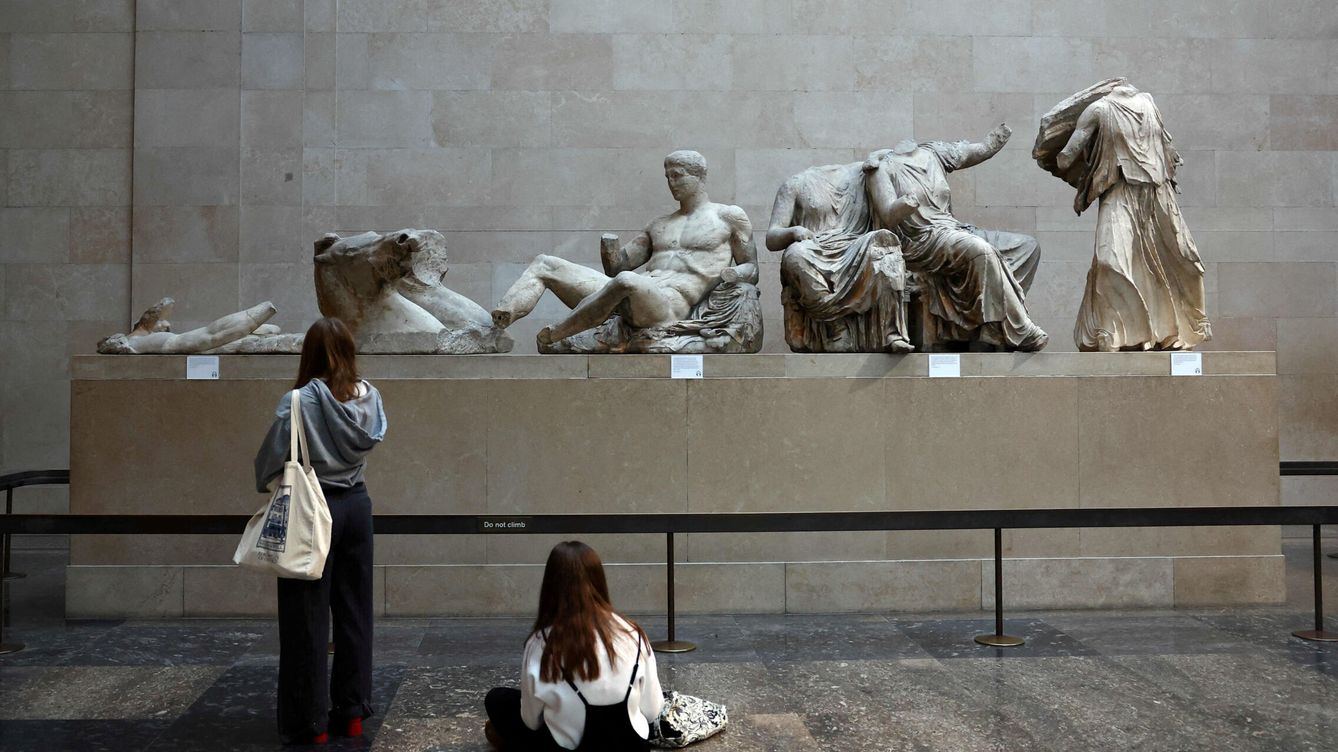 Foto: Dos visitantes del Museo Británico contemplando el 29 de noviembre pasado algunas de las esculturas del Partenón.  REUTERS / Hannah McKay