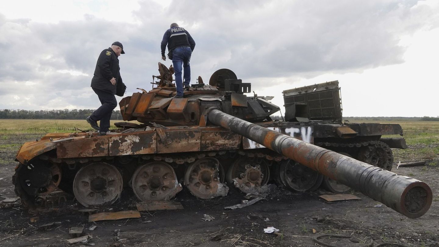Policías ucranianos inspeccionan un tanque ruso cerca de la ciudad de Kupyansk. (EFE/Vasiliy Zhlobsky)