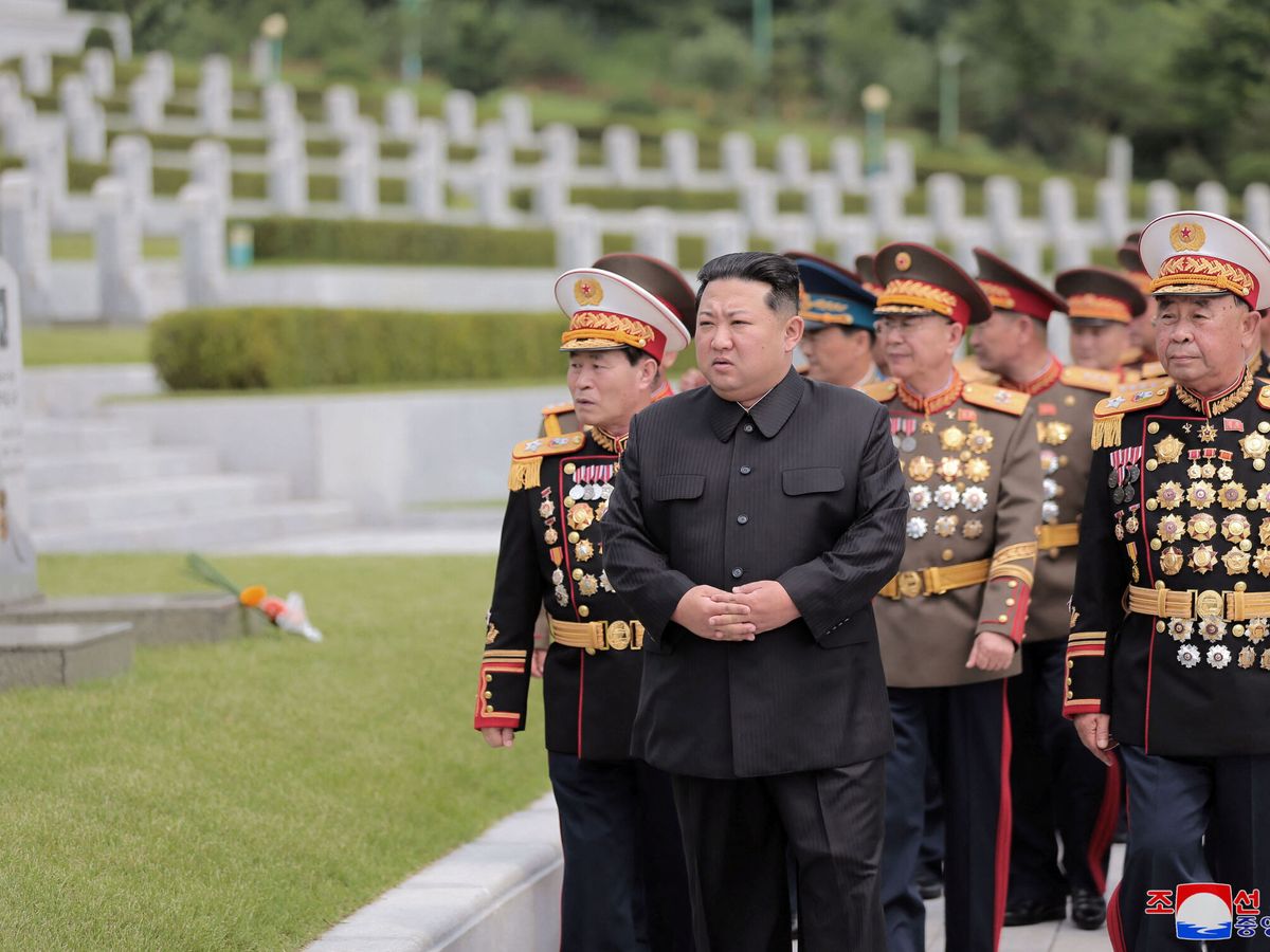 Foto: Kim Jong-un, junto a miembros de su Ejército. (Reuters/KCNA)