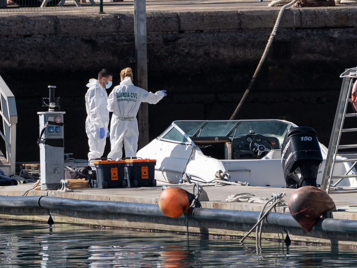 Foto: La Policía Científica analiza el barco propiedad del padre de las menores. (EFE)