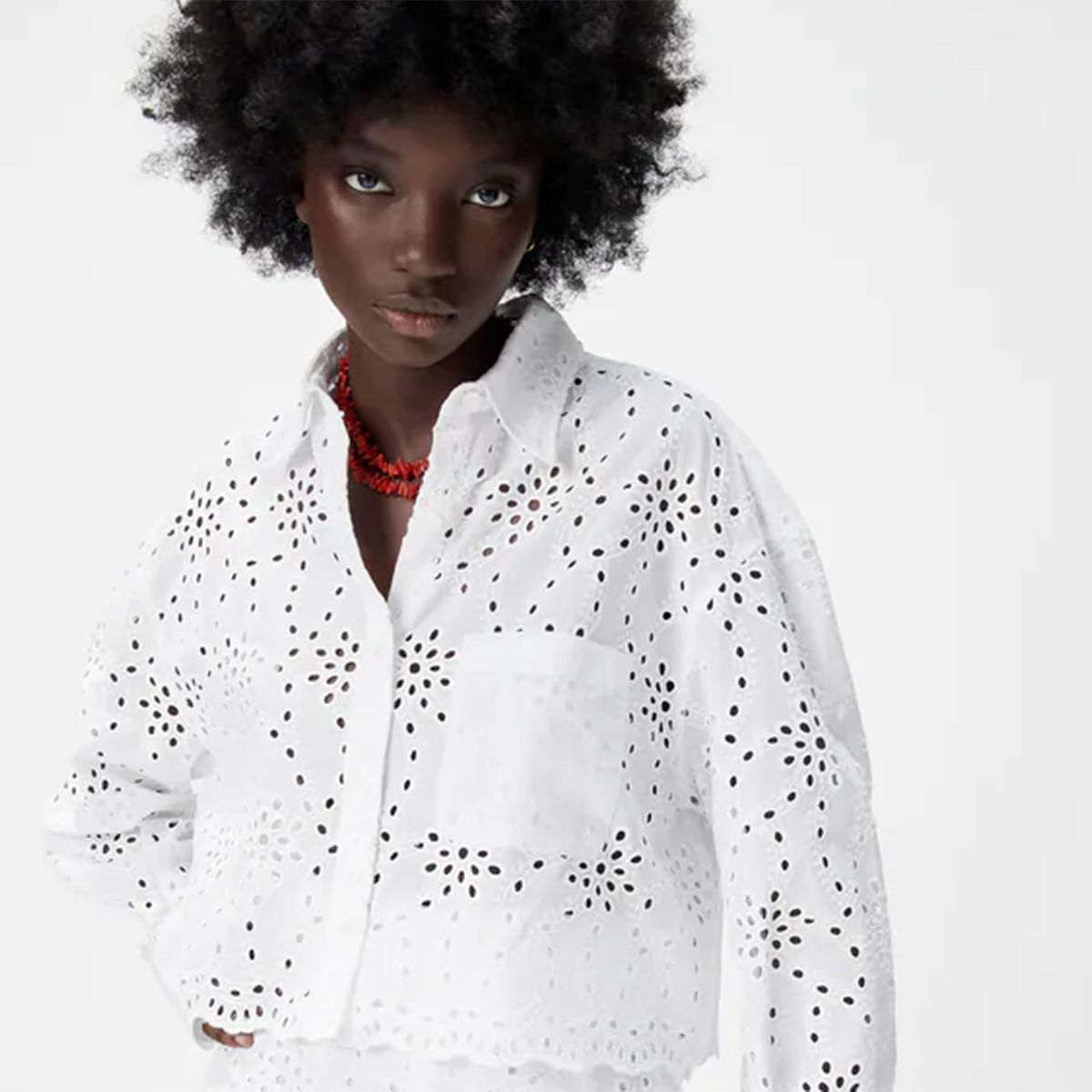 Pila de creer vendedor Zara arrasa en ventas con una camisa especial de bordados perforados