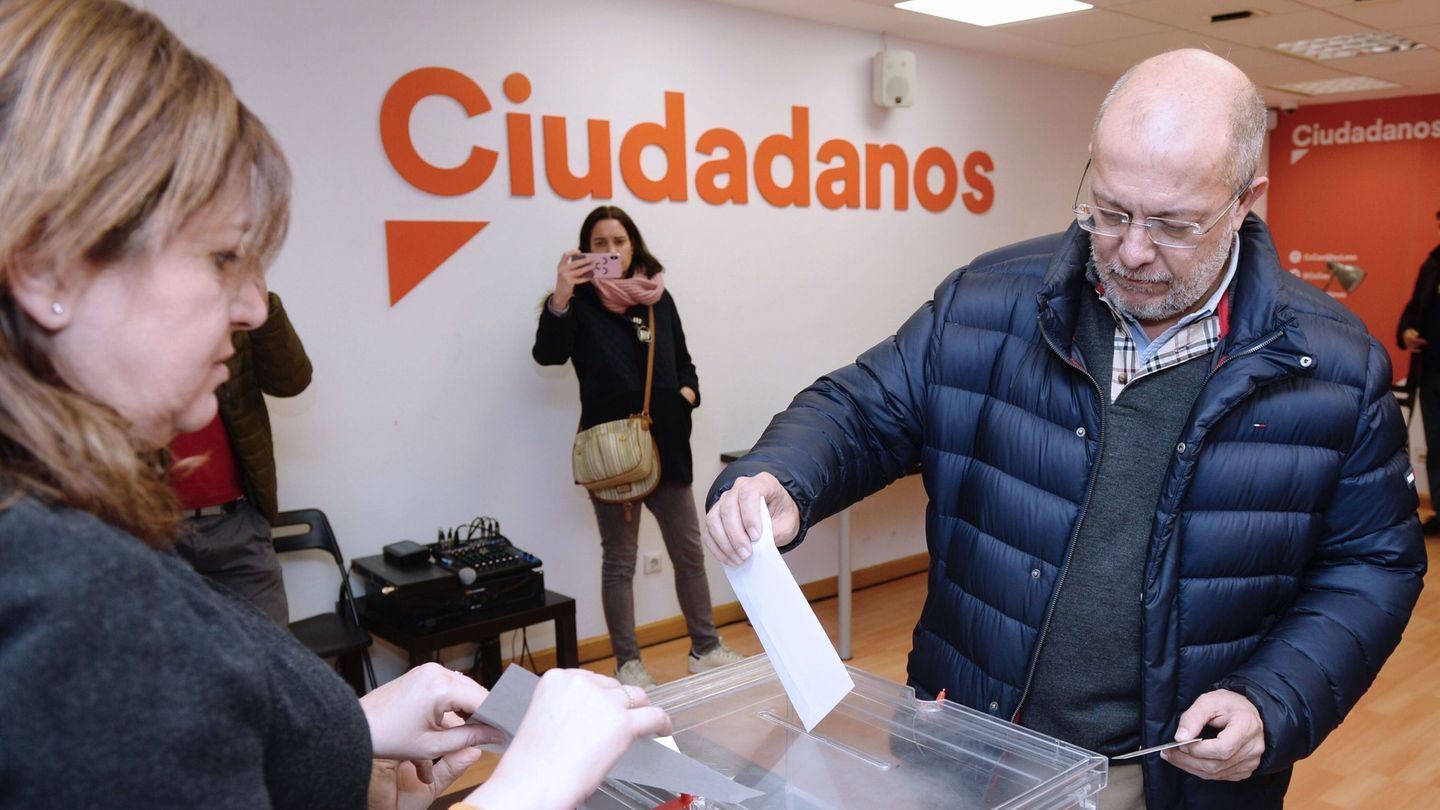 El vicepresidente de la Junta de Castilla y León y candidato a la presidencia de Ciudadanos, Francisco Igea, votando en las primarias. (EFE)