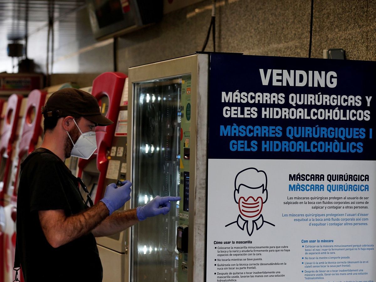 Foto: Las principales estaciones de Metrovalencia ya ofrecen mascarillas y geles desinfectantes (EFE)