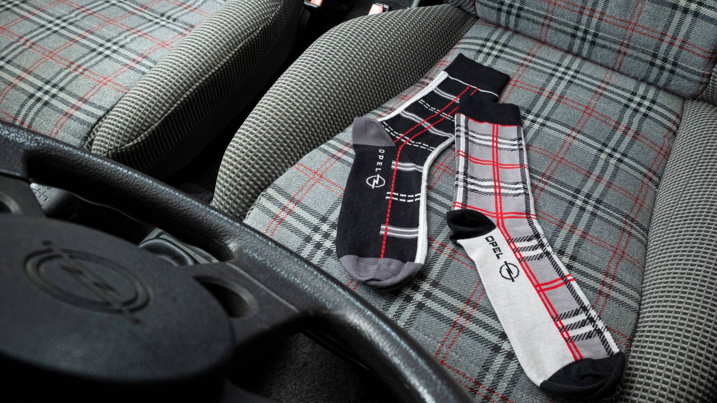 Opel regalará dos pares de calcetines a cada comprador, uno de diseño actual y otro más clásico.