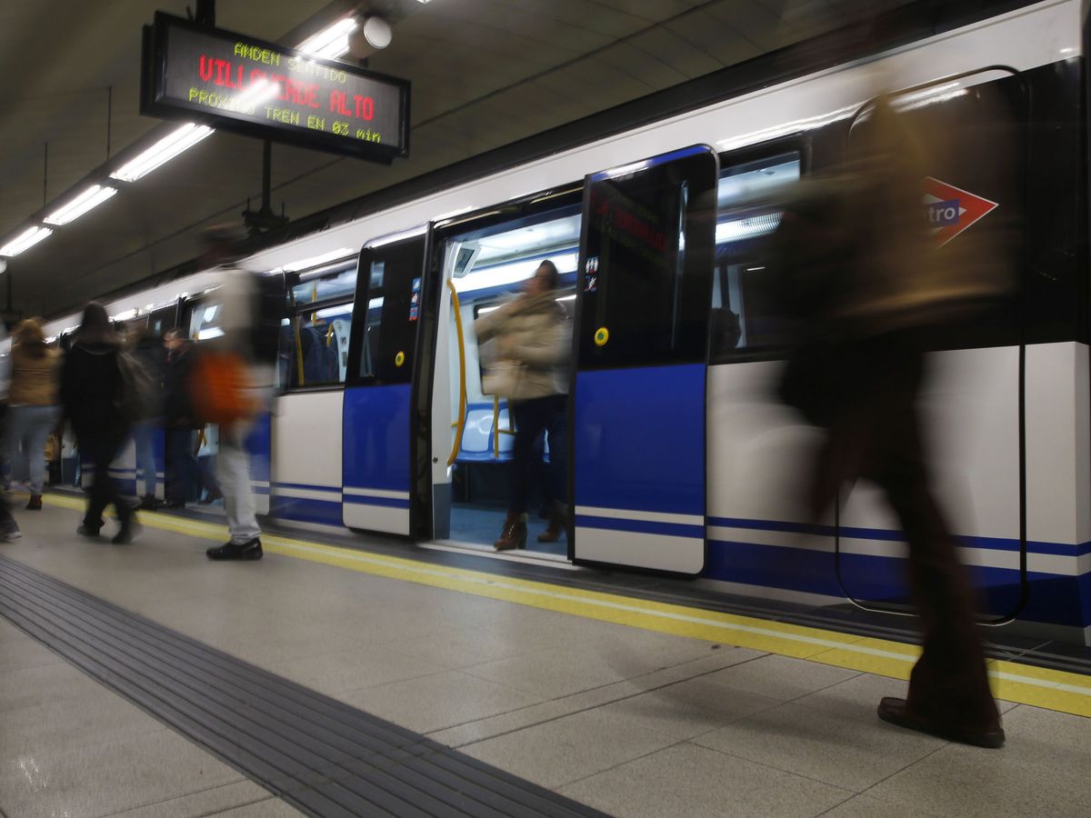 Foto: Viajeros en un anden del Metro. (EFE/J.P. Gandul)