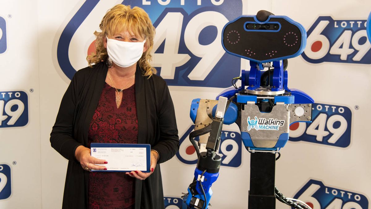 Gana 6 millones en la lotería y el premio se lo entrega un robot anti-covid