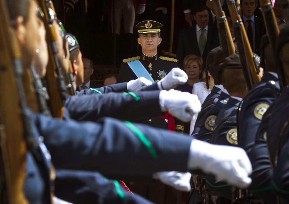 Foto: El Rey Felipe VI preside su primer desfile militar a las puertas del Congreso. (EFE)