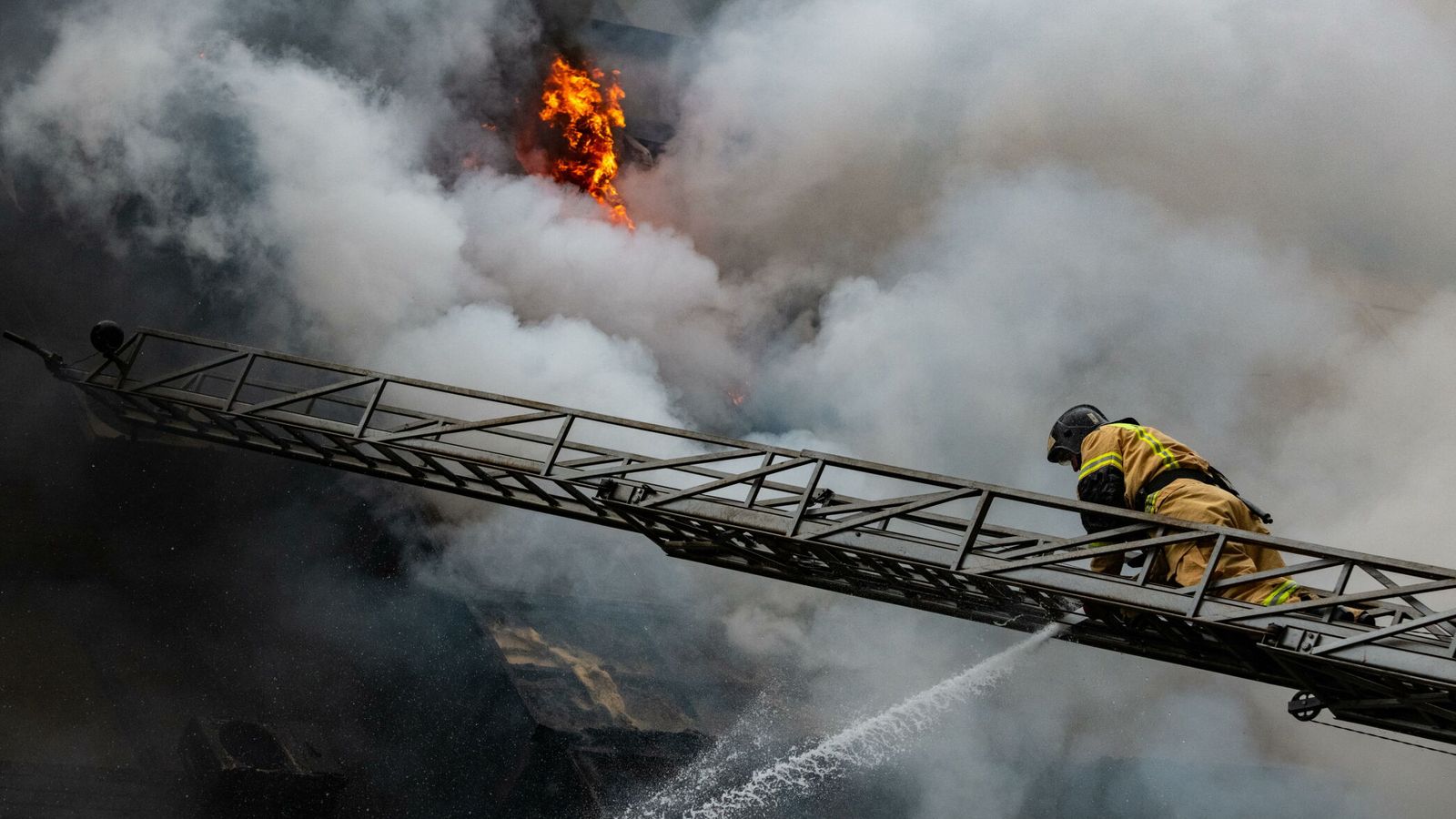 Un bombero trabaja en un edificio dañado tras un bombardeo hoy, en Donetsk (Ucrania). (EFE / Valery Melnikov)
