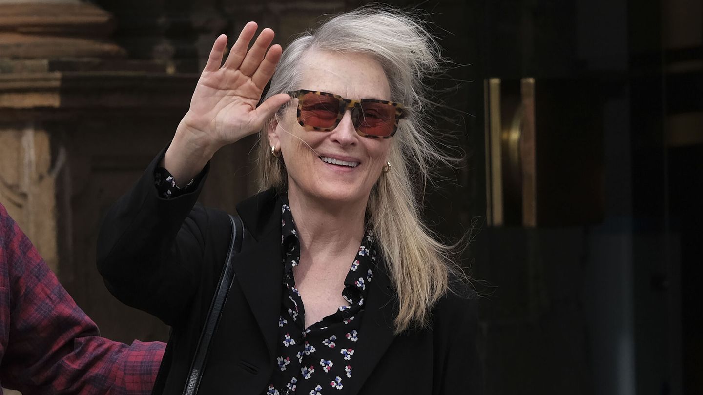 Meryl Streep sale del hotel Reconquista en Oviedo. (EFE/Paco Paredes)