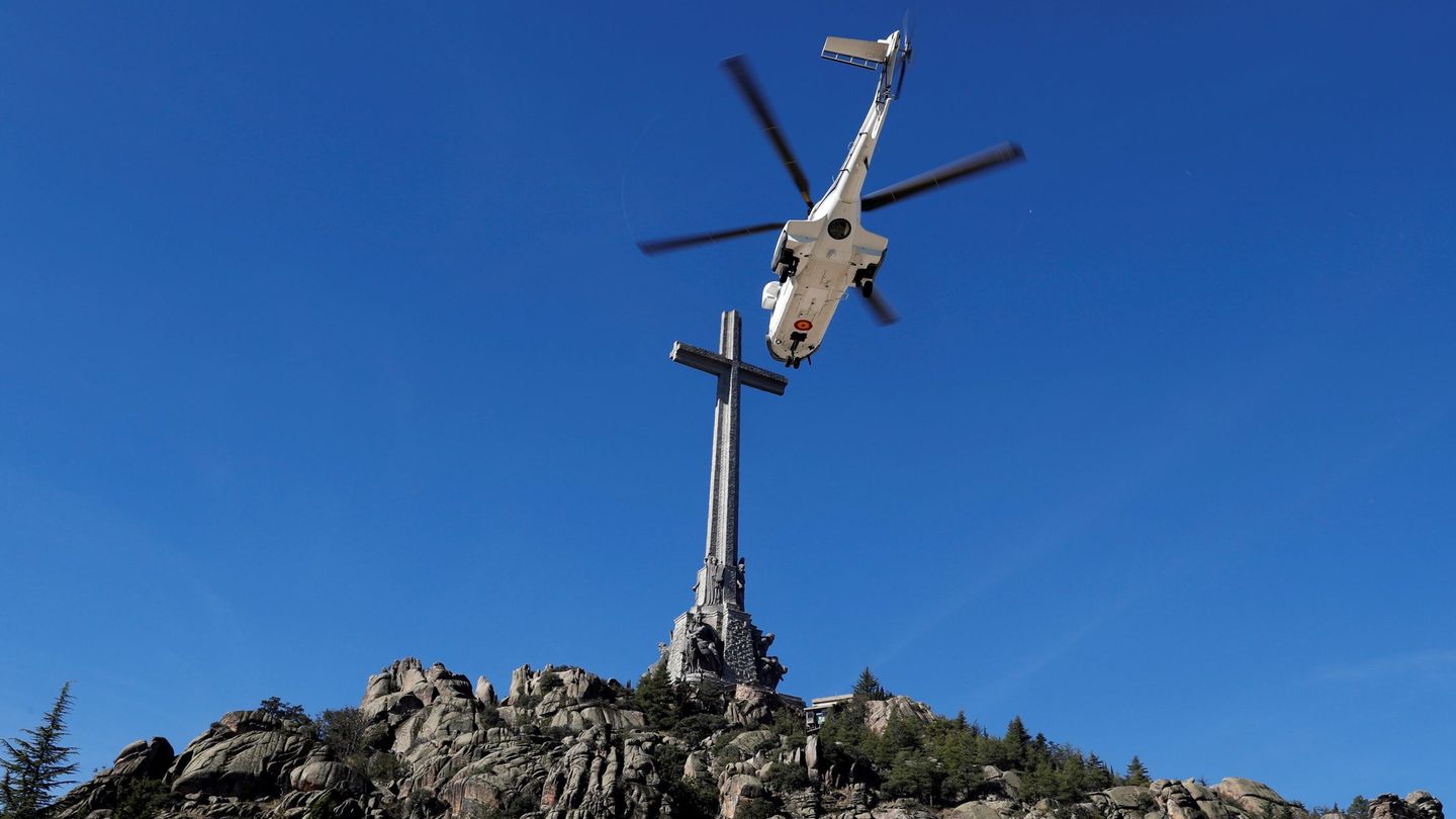 Vista del helicóptero que traslada los restos de Francisco Franco tras su exhumación del Valle de los Caídos (EFE)