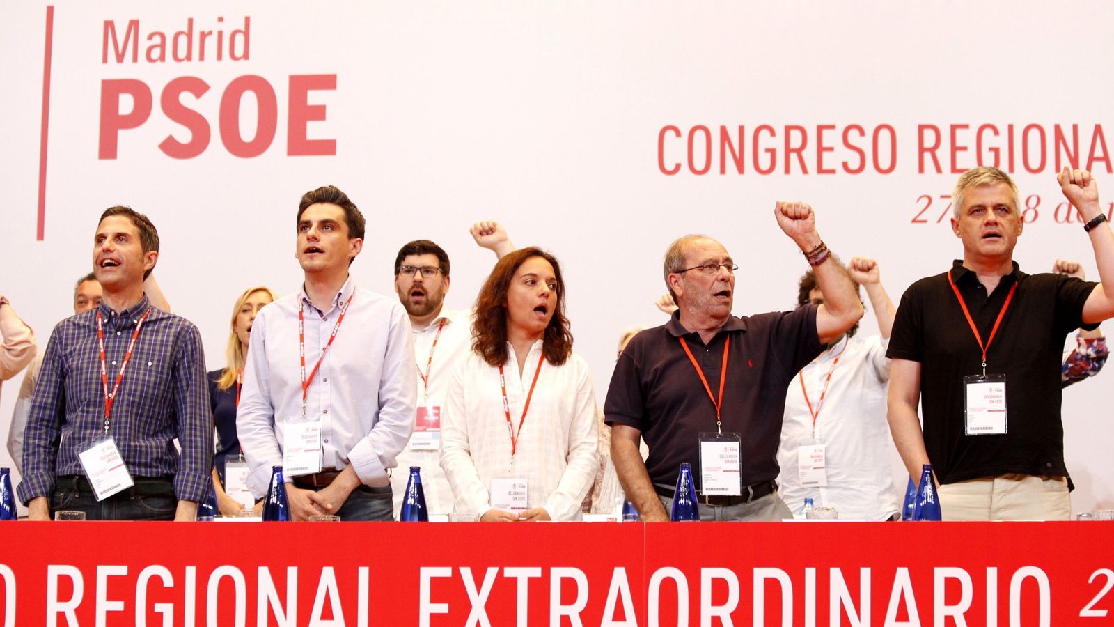 Foto: La ejecutiva del PSOE-M, encabezada por Sara Hernández, en la clausura del 'congresillo' regional, cantando 'La Internacional', este 28 de mayo. (EFE)