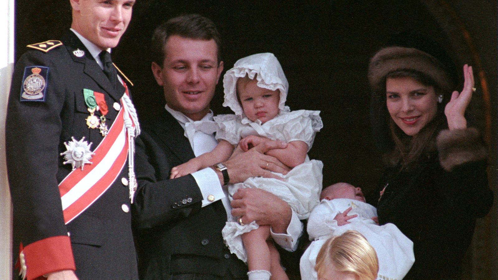 Foto: Stefano Casiraghi y Carolina, junto a sus hijos y Alberto de Mónaco en noviembre de 1987. (Reuters)