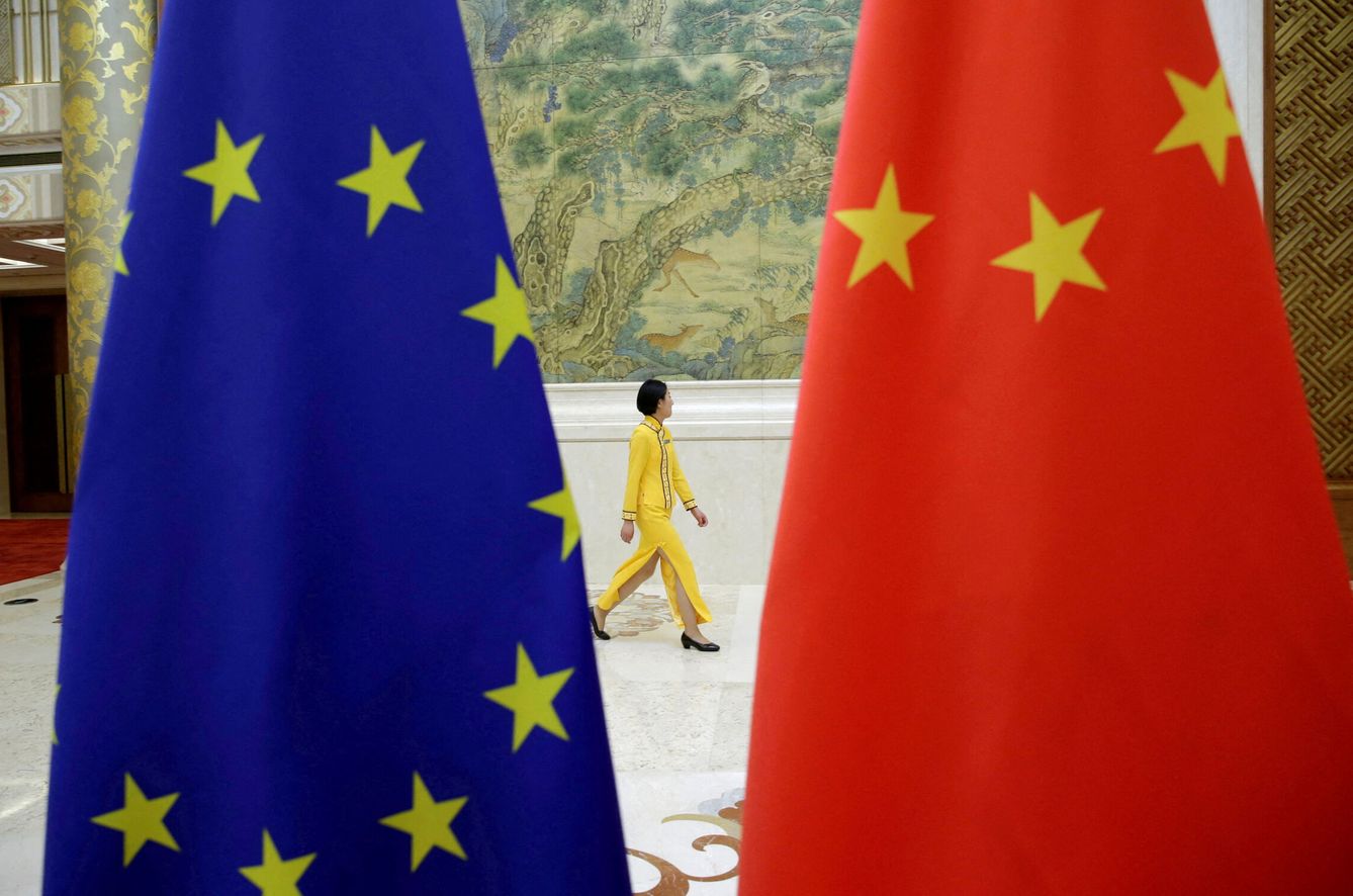 Banderas de la UE y China durante un encuentro en Pekín. (Reuters)