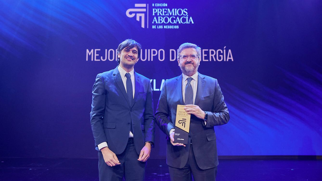 José Giménez, socio director de Linklaters, recibe el trofeo de mejor equipo de Energía que le entrega Alejandro Laso, director general de El Confidencial.