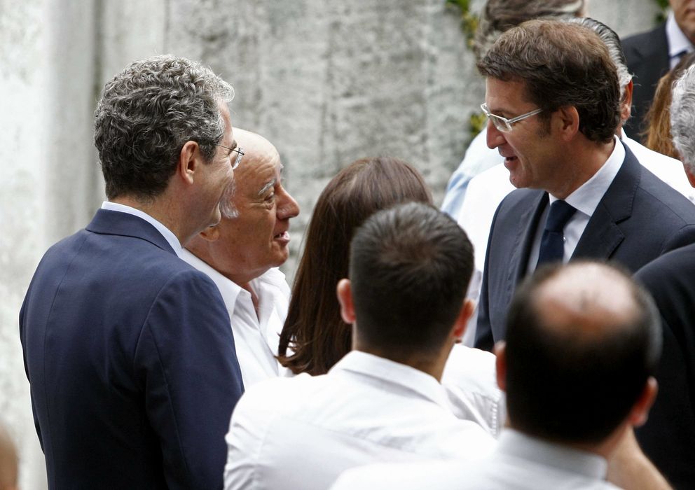 Foto: Amancio Ortega, conversa con el presidente de la Xunta de Galicia, Alberto Núñez Feijóo en el entierro de Rosalía Mera. (Efe)