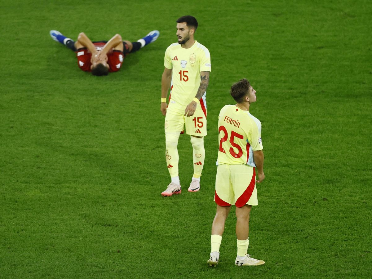 Foto: Baena y Fermín, en la Eurocopa. (Reuters/Thilo Schmuelgen)
