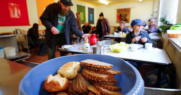 Foto: Alemanes de bajo recursos en la cocina económica "Kana", en uno de los distritos más pobres de Dortmund, Alemania. (Reuters) 