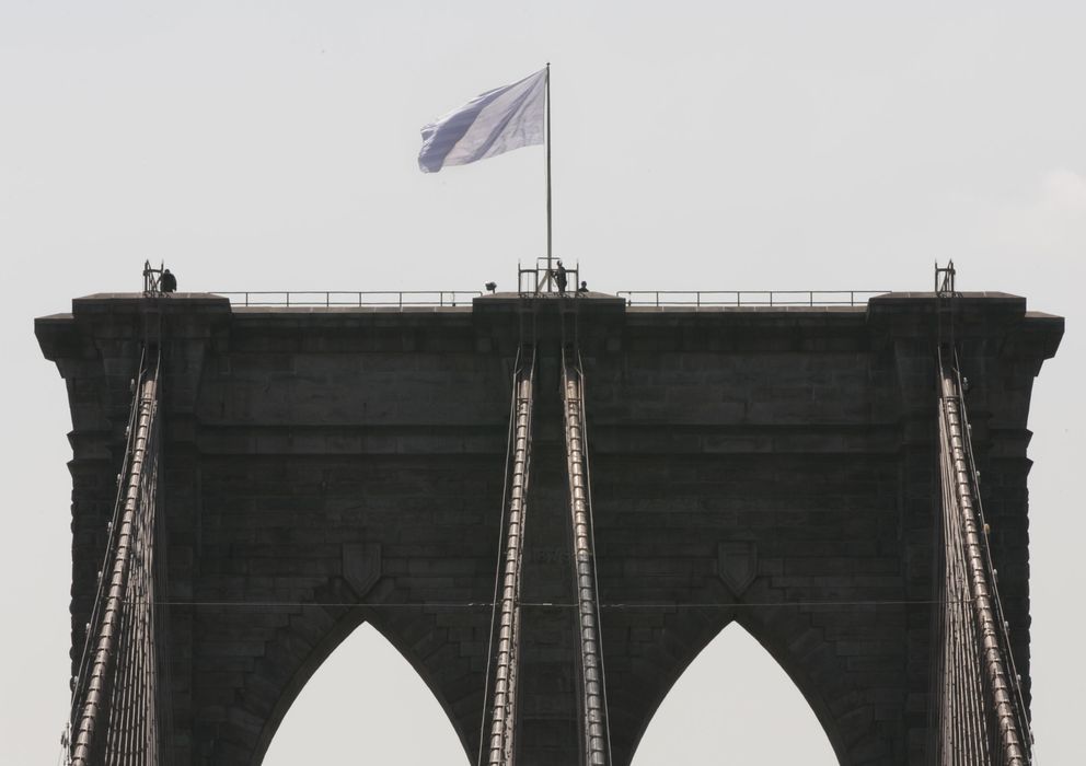 Foto: Una bandera blanca ondea en el puente de Brooklyn. (AP Photo/Richard Drew)