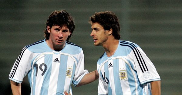 Foto: Aimar y Messi coincidieron en la selección argentina entre 2005 y 2009. (EFE)