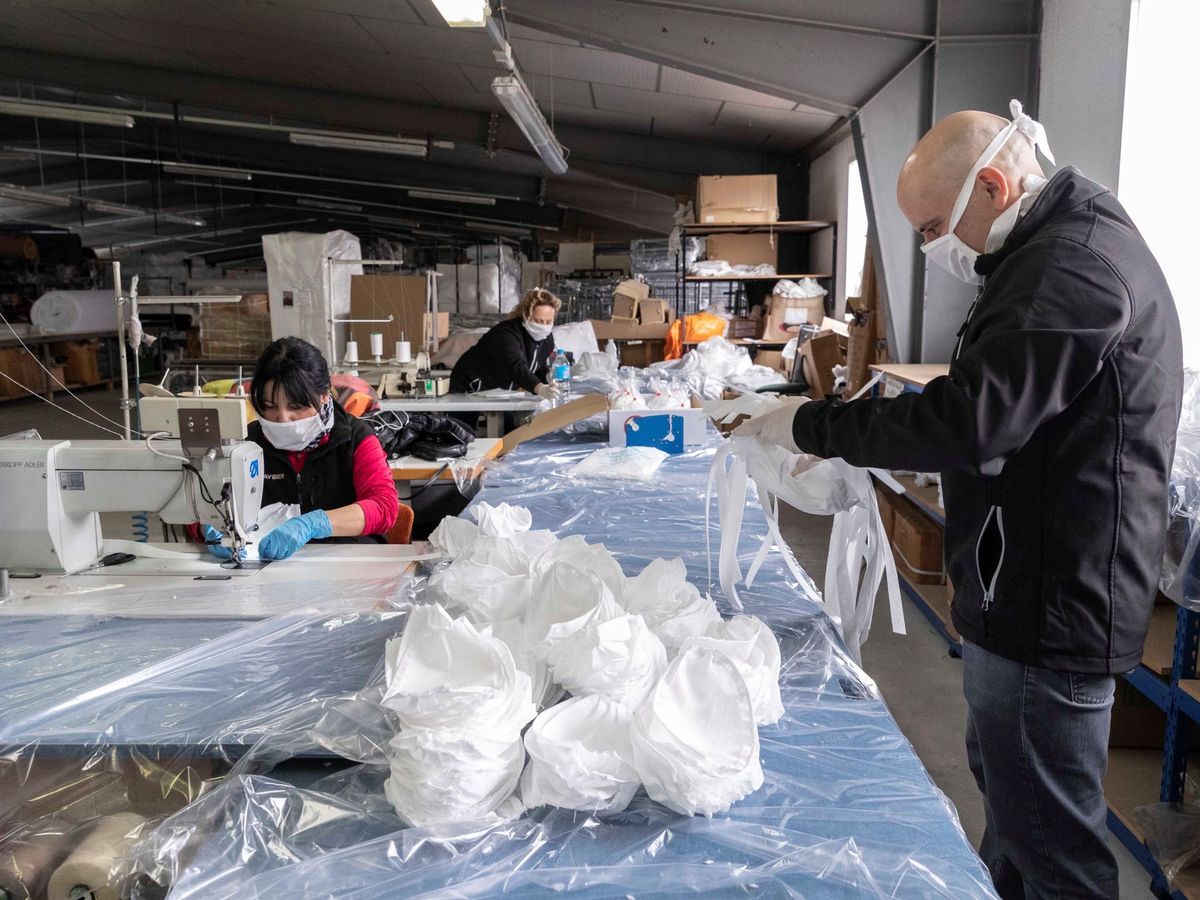 Foto: Una empresa de tapizados de Yecla, fabricando mascarillas. (EFE)