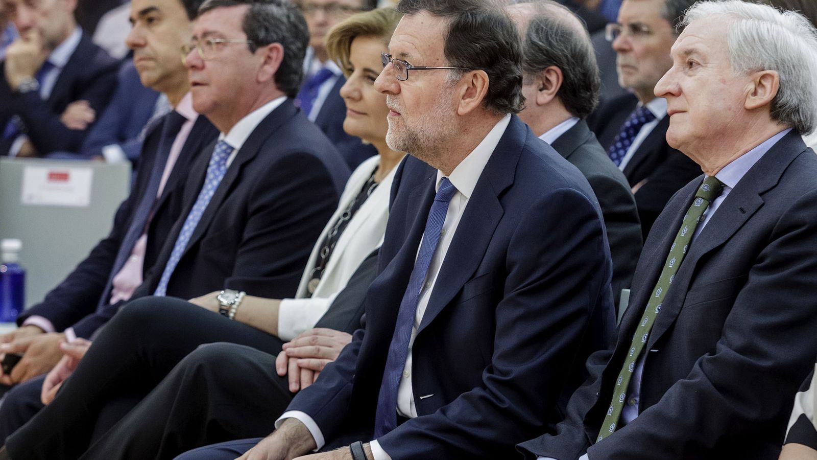 Foto: El presidente del Gobierno, Mariano Rajoy (2d), junto al editor de 'Diario de Burgos', Antonio Miguel Méndez Pozo (d). (EFE)