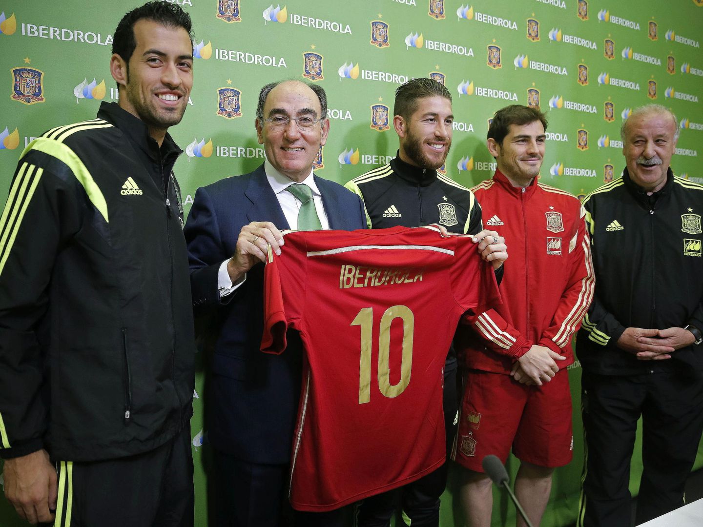 El presidente de Iberdrola, Ignacio Sánchez Galán, con Del Bosque,  Busquets, Ramos y Casillas. (EFE)