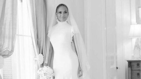 Los secretos de los tres vestidos de boda de JLo y el esmoquin blanco de Ben Affleck