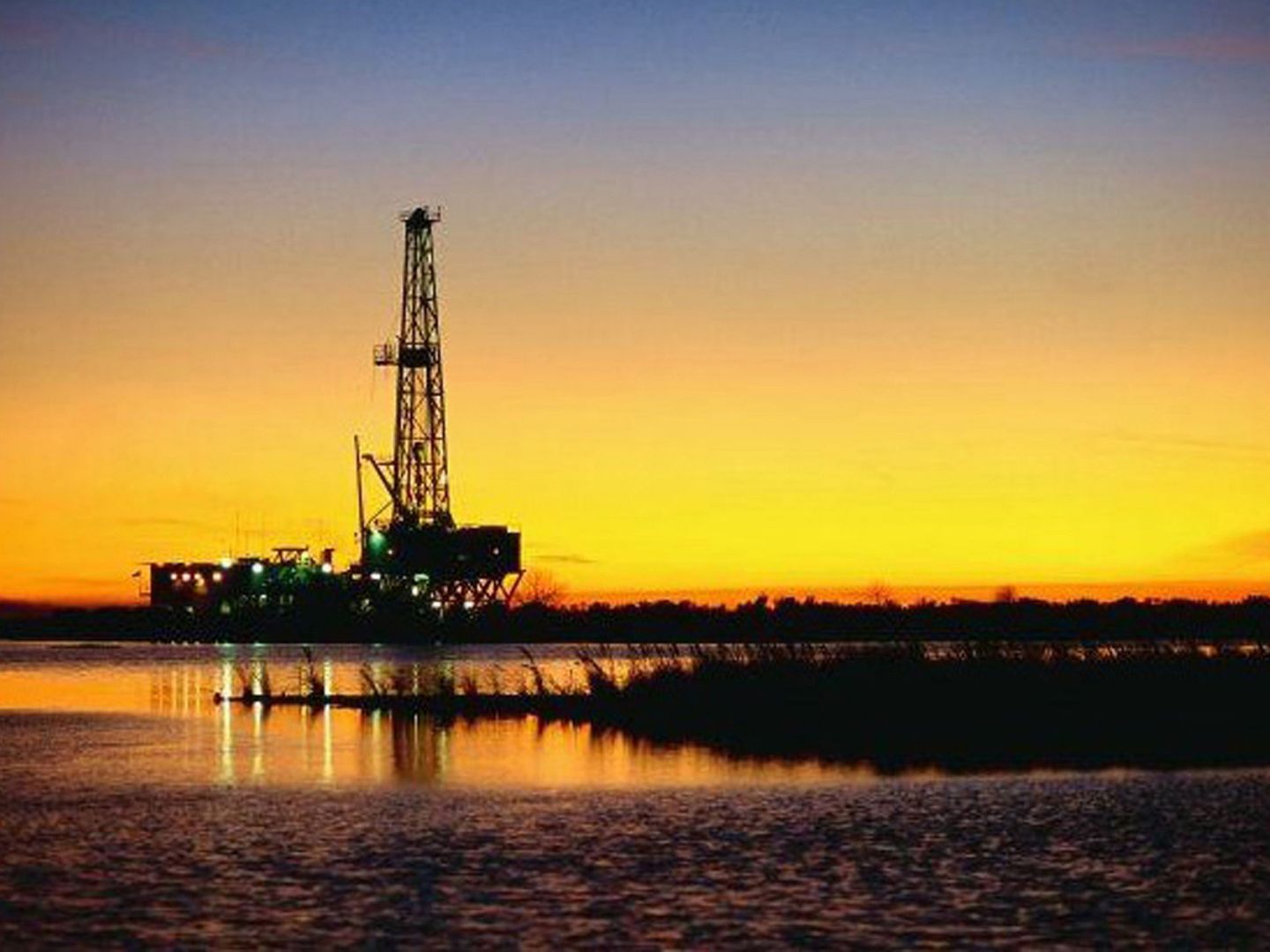 Los pozos petrolíferos en mares, cerca de la costa,  suponen un gran riesgo medioambiental. EFE