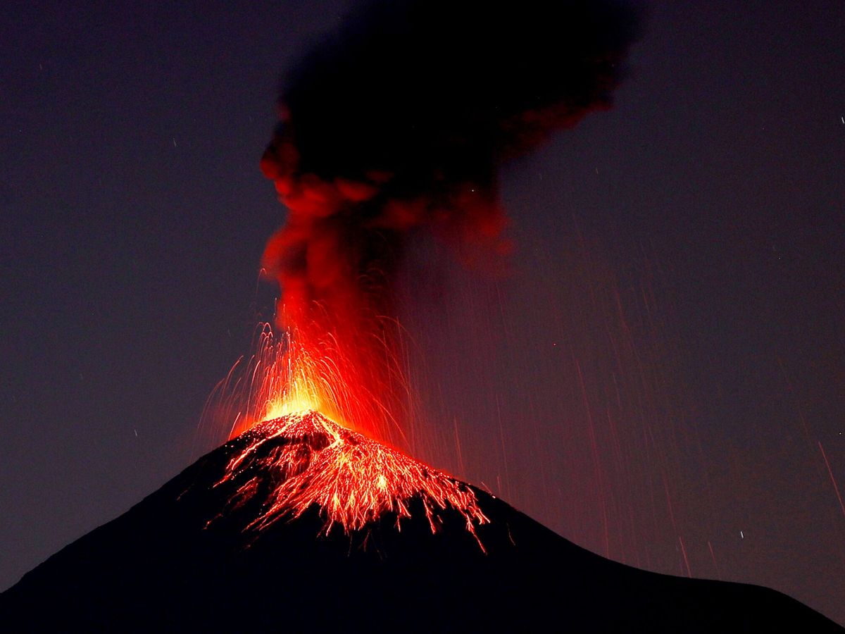 Foto: Un nuevo estudio sobre el magma ayudará a predecir la erupción de los volcanes (EFE/Esteban Biba)