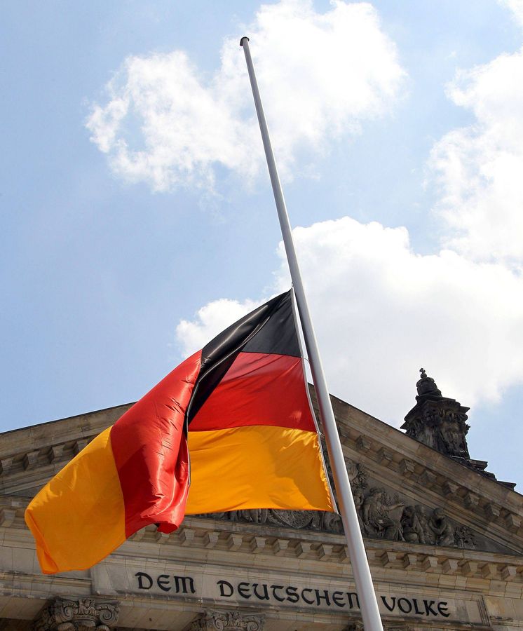 Foto: Bandera frente al edificio del Reichstag (Efe)
