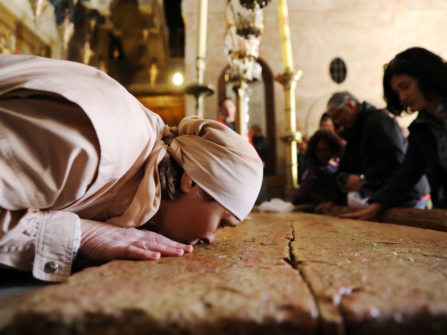 Cristianos besan la Piedra de la Unción, en la Iglesia del Santo Sepulcro, en la Ciudad Vieja de Jerusalén. (Reuters)  