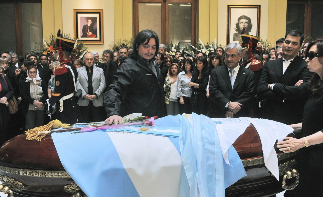 Foto: Máximo Kirchner toca el ataúd que contiene el cadáver de su padre, Néstor Kirchner, durante su funeral en el palacio presidencial, en Buenos Aires. (Reuters)
