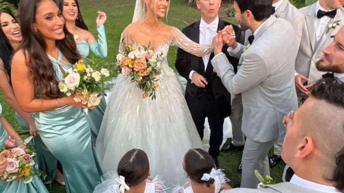 La boda de Lele Pons, sobrina de Chayanne, en Miami: tres looks nupciales, Aitana y Paris Hilton