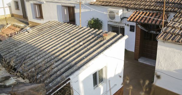 Foto: Entrada de la vivienda situada en la localidad onubense de La Zarza, donde aparecieron los cuerpos de la pareja. (EFE)