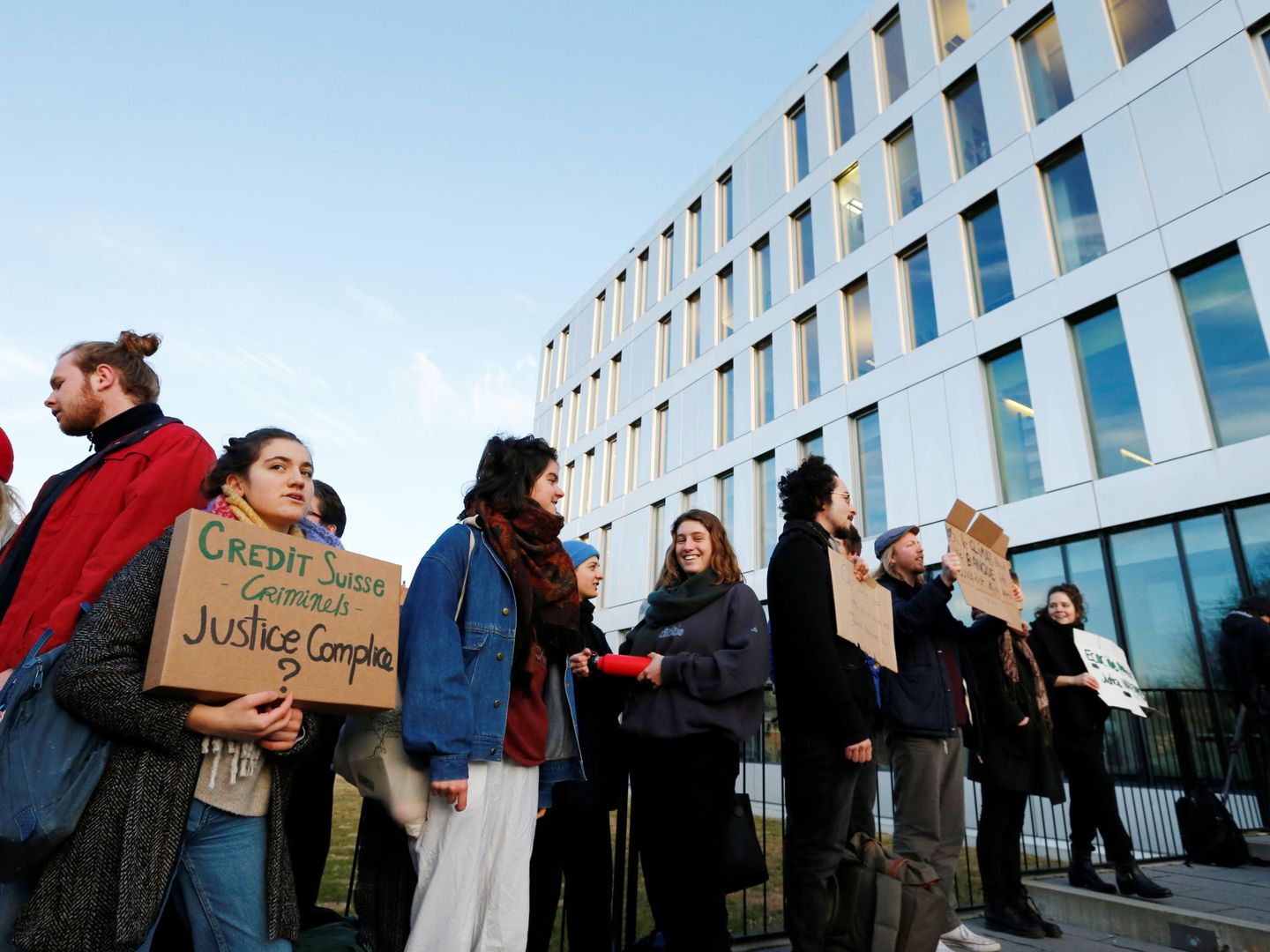 Activistas climáticos esperan el veredicto en Lausana. (Reuters)