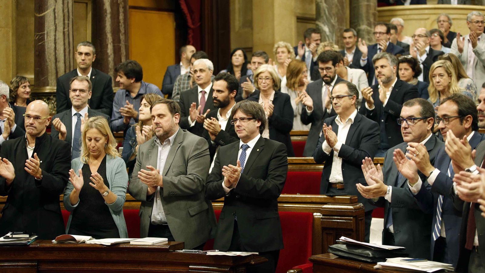 Foto: Aplausos en el Parlament tras la aprobación del referéndum independentista. (EFE)